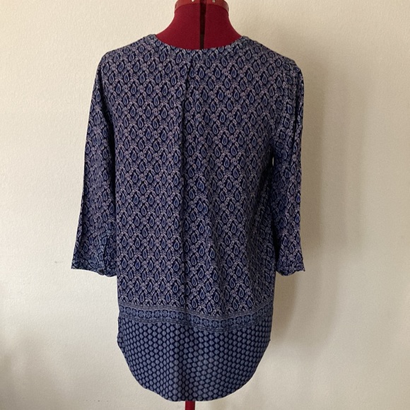 Old Navy Size XS blue & cream paisley printed blouse Made in India. 100% Viscose - Picture 9 of 12